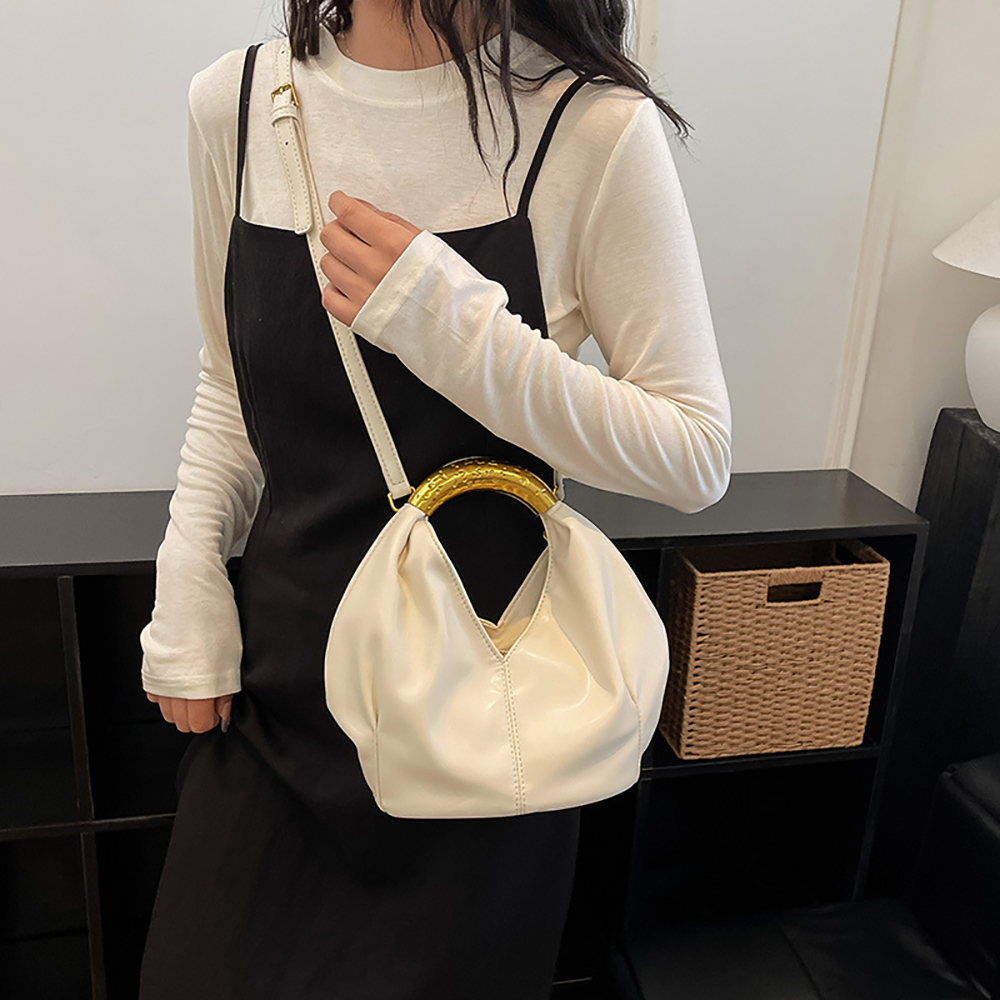 Luxury Bags 2026 Trends - حقيبة يد نسائية صغيرة من الجلد