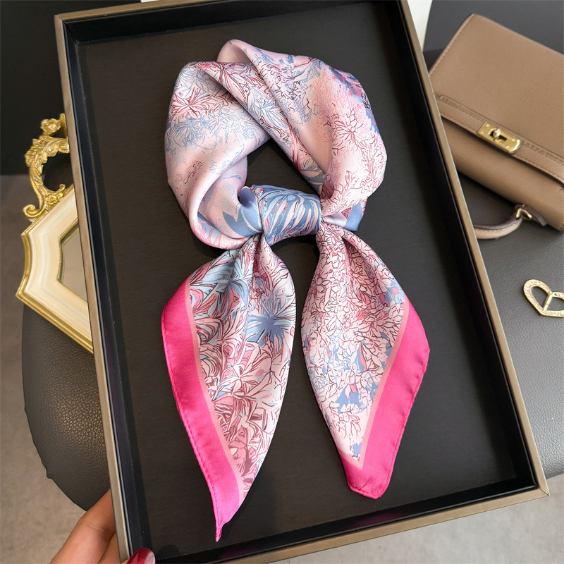 Luxury Bags Online - وشاح حريري بتصميم فاخر مطبوع للنساء،