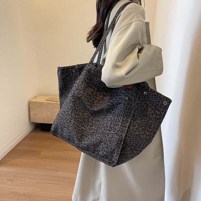 حقيبة يد بنمط الفهد، حقيبة كتف - مراجعة Canvas Tote Designer وسعره