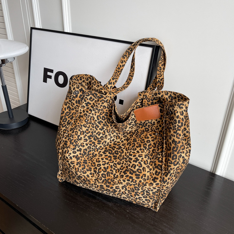 حقيبة يد بنمط الفهد، حقيبة كتف - مراجعة Canvas Tote Designer وسعره