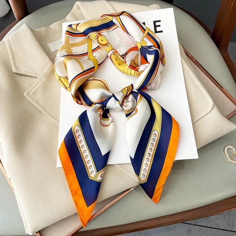 وشاح حريري مربع نحيف بتصميم فا - مراجعة Luxury Bags Online وسعره