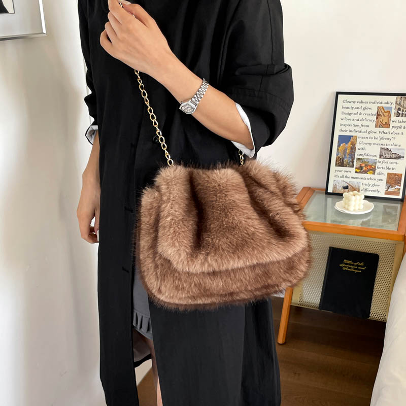 حقيبة كتف وحقيبة كروس بودي بتص - مراجعة Luxury Bags 2026 Trends وسعره