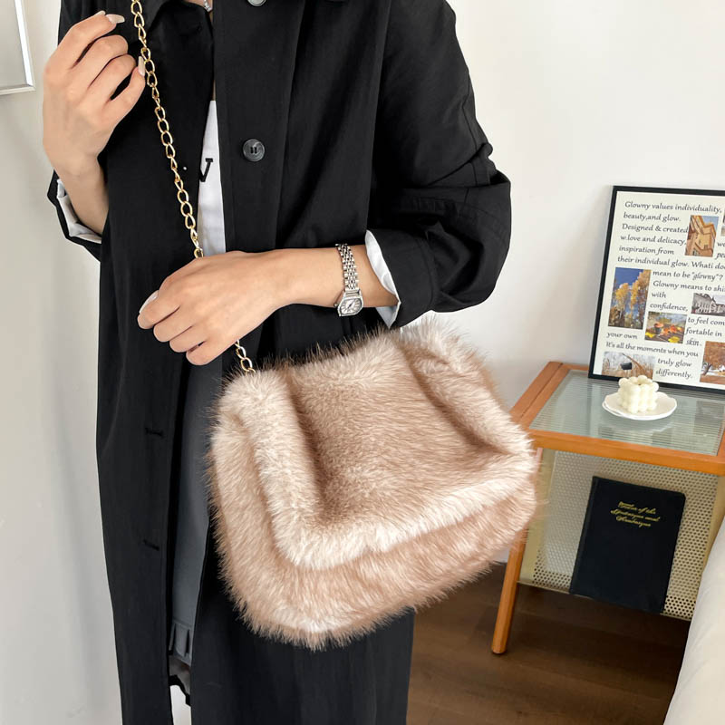 حقيبة كتف وحقيبة كروس بودي بتص - مراجعة Luxury Bags 2026 Trends وسعره