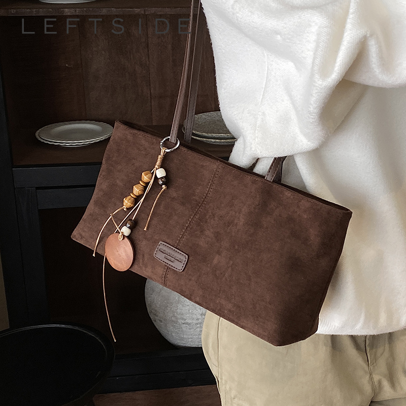 حقيبة كتف من الجلد المدبوغ بتص - مراجعة Luxury Bags 2026 Trends وسعره