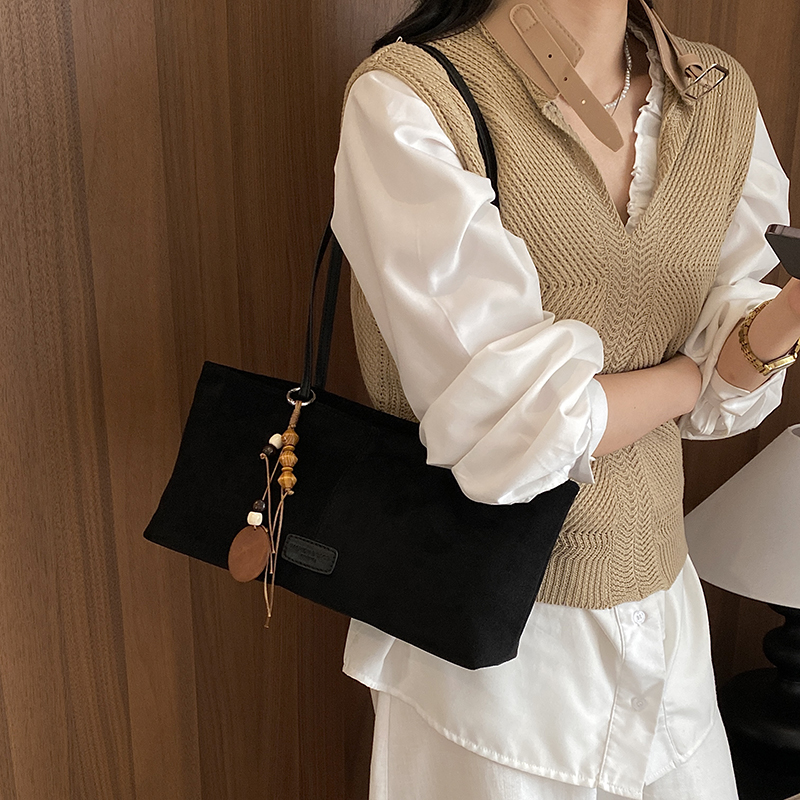 حقيبة كتف من الجلد المدبوغ بتص - مراجعة Luxury Bags 2026 Trends وسعره